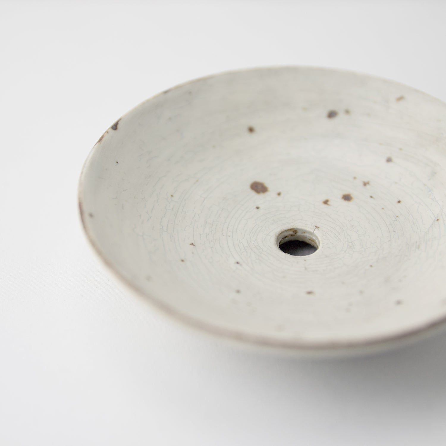 神山工房の粉引石けん置き 丸 – 松山油脂オンラインストア